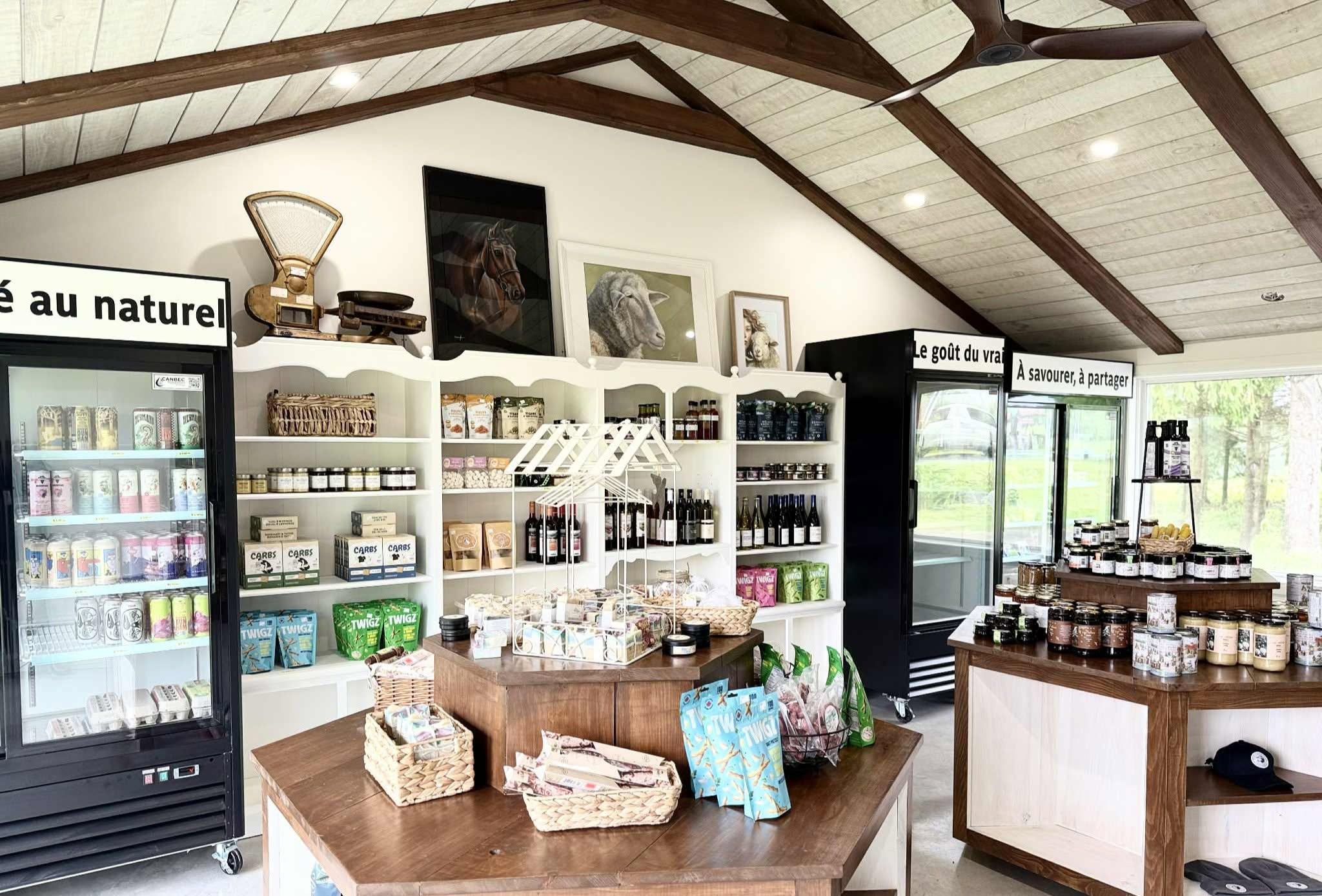 Présentoir de produits locaux dans la boutique