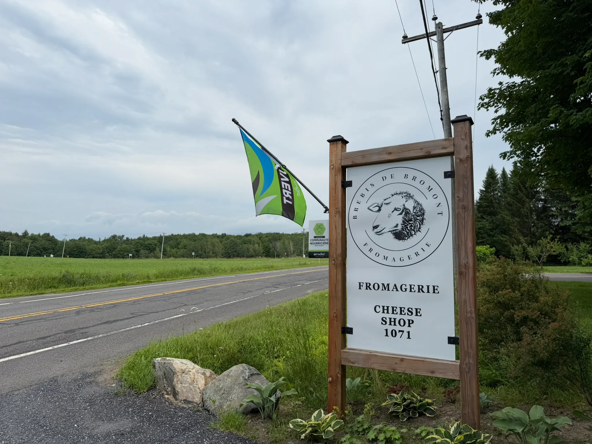 Panneau de la Fromagerie Brebis de Bromont au bord de la route
