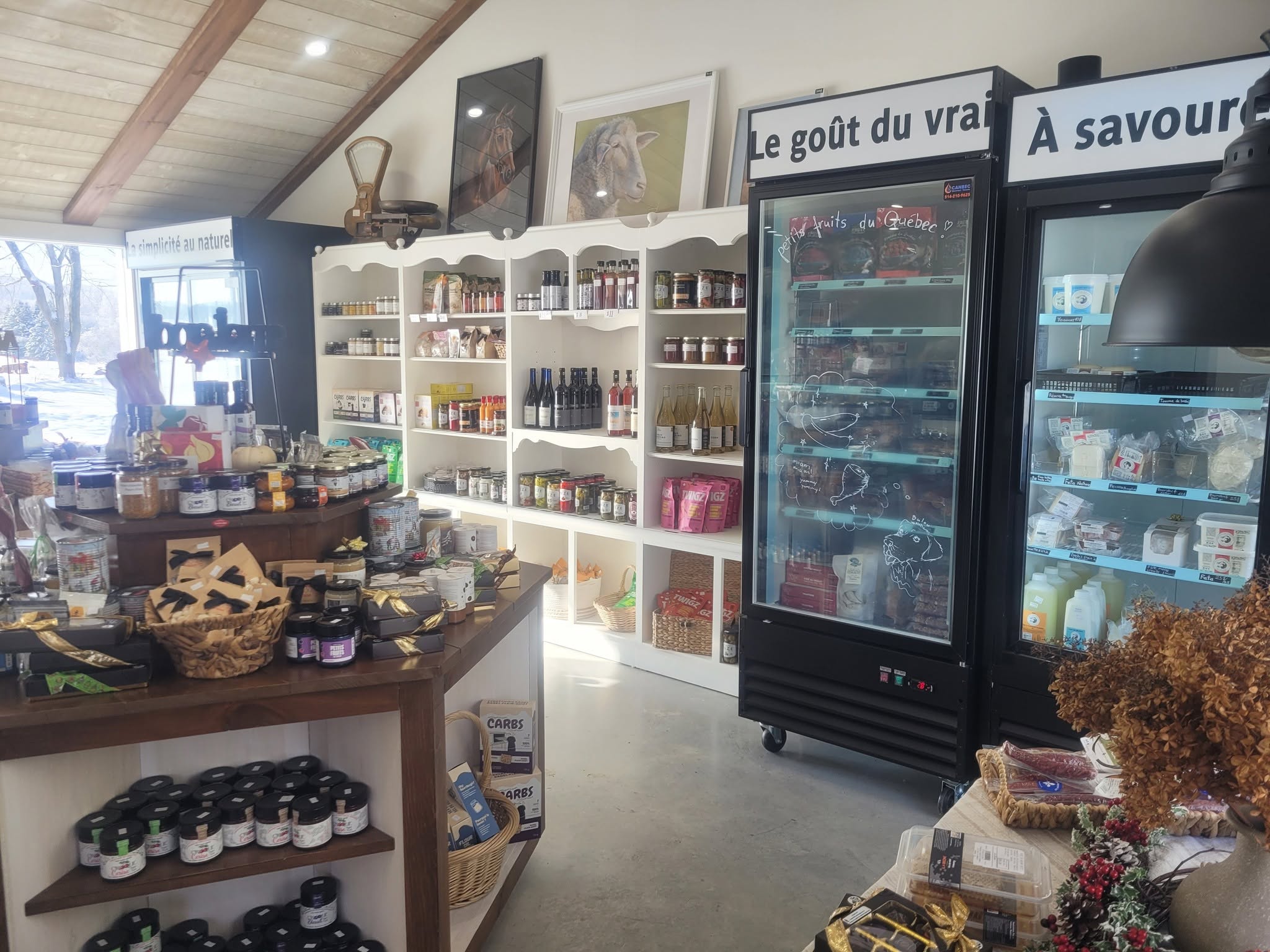 Intérieur de la boutique avec produits locaux et fromages